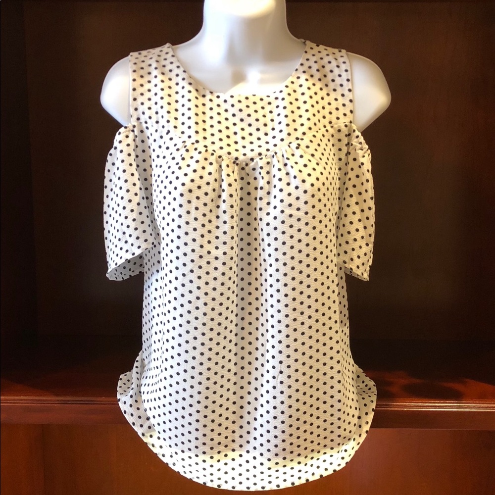 EUC Monteau Cold Shoulder Top 🌺